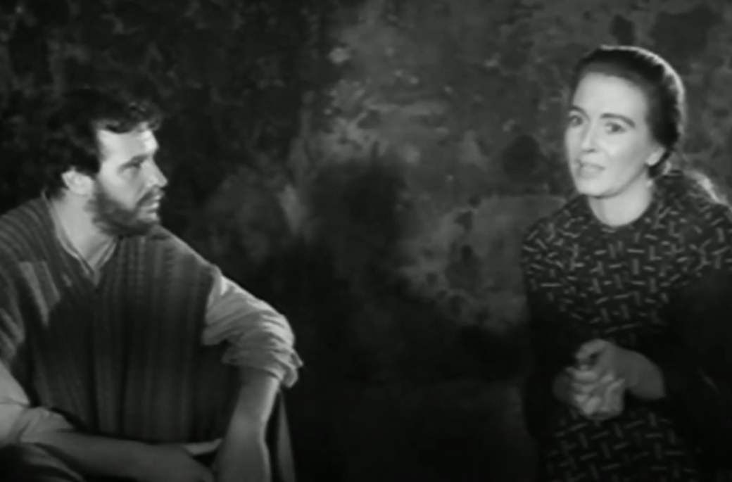 Nazario y Beatriz hablando al lado de una hoguera