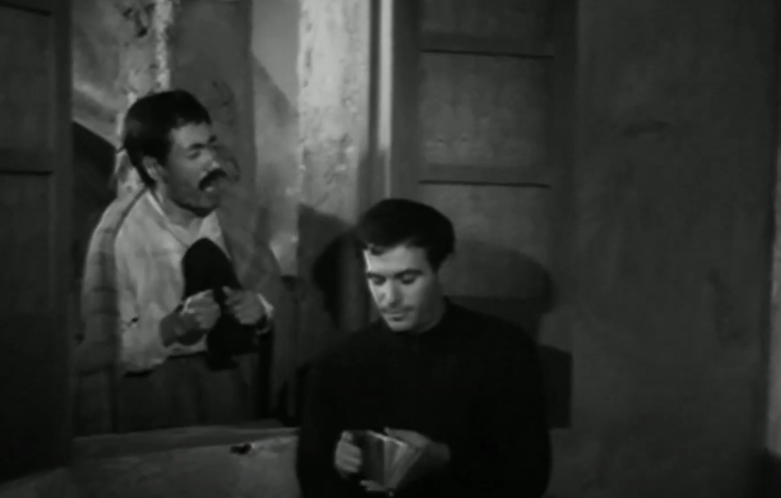 Nazario al lado de una ventana