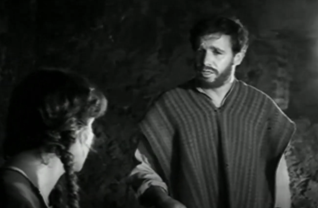 Nazario llevando ropa de su peregrinación