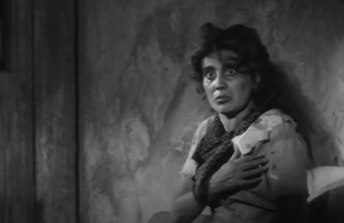 Andara con la cara manchada y ropa deshilachada