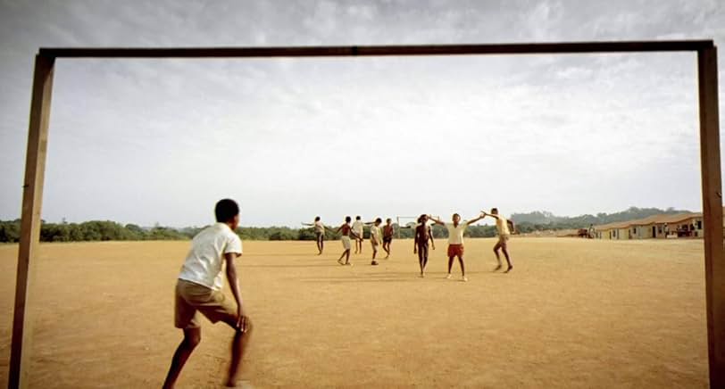 Buscapé y amigos jugando futbol