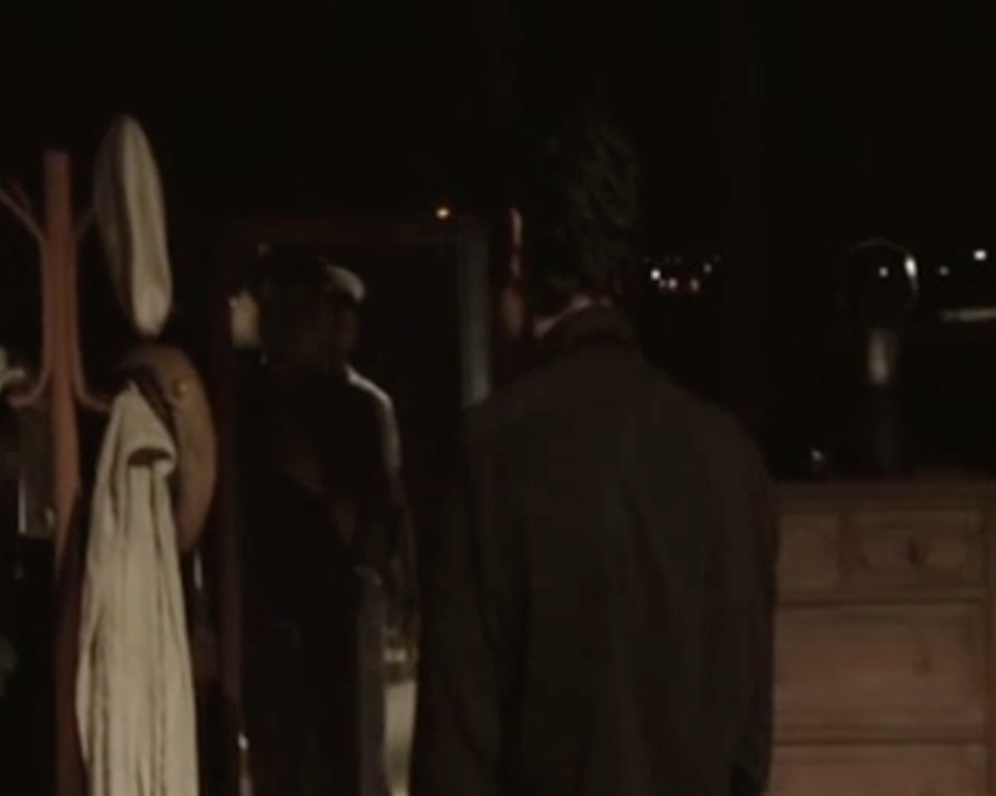 Carlos se mira en el espejo.