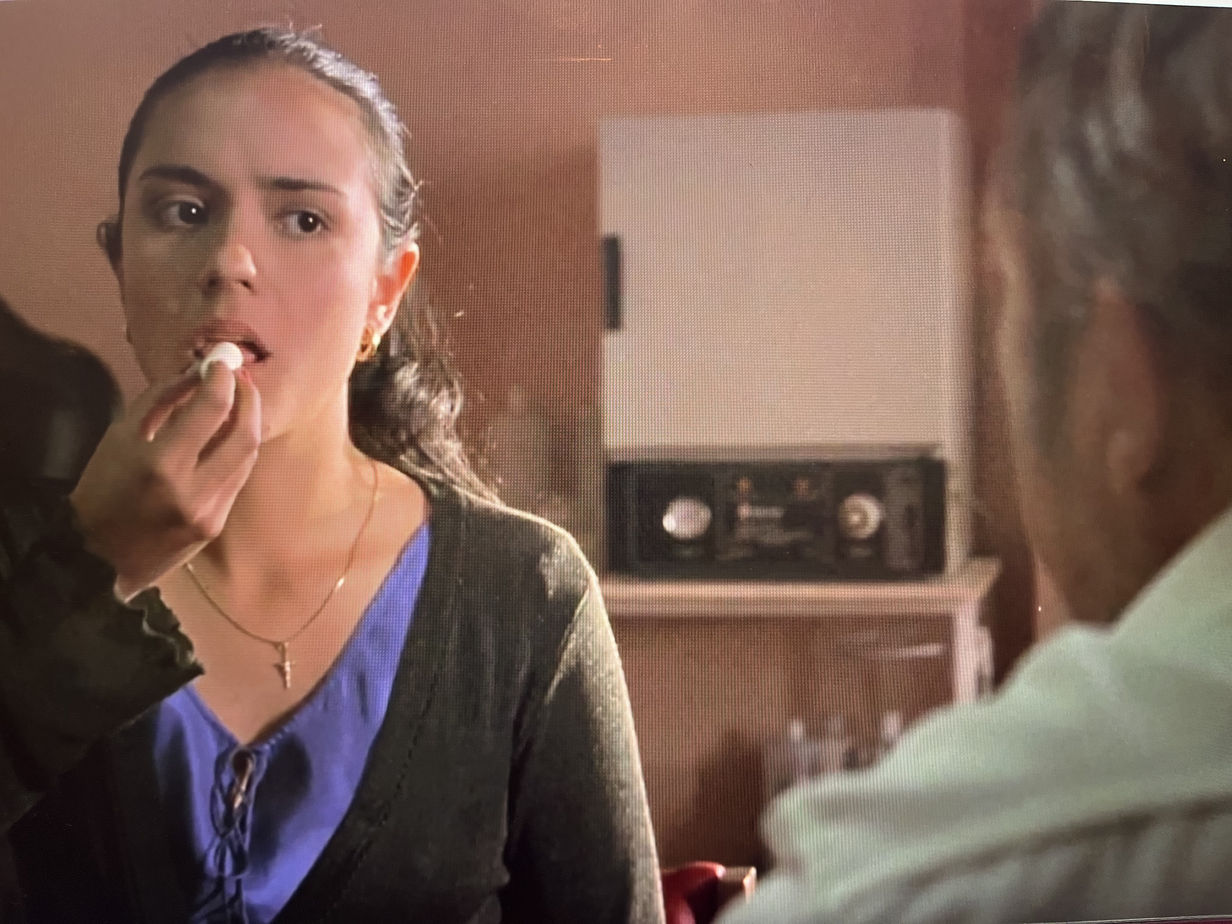 María esta tragando una pastilla de drogas 