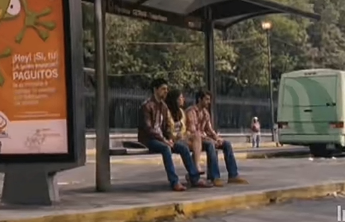 Los hijos esperando el camion