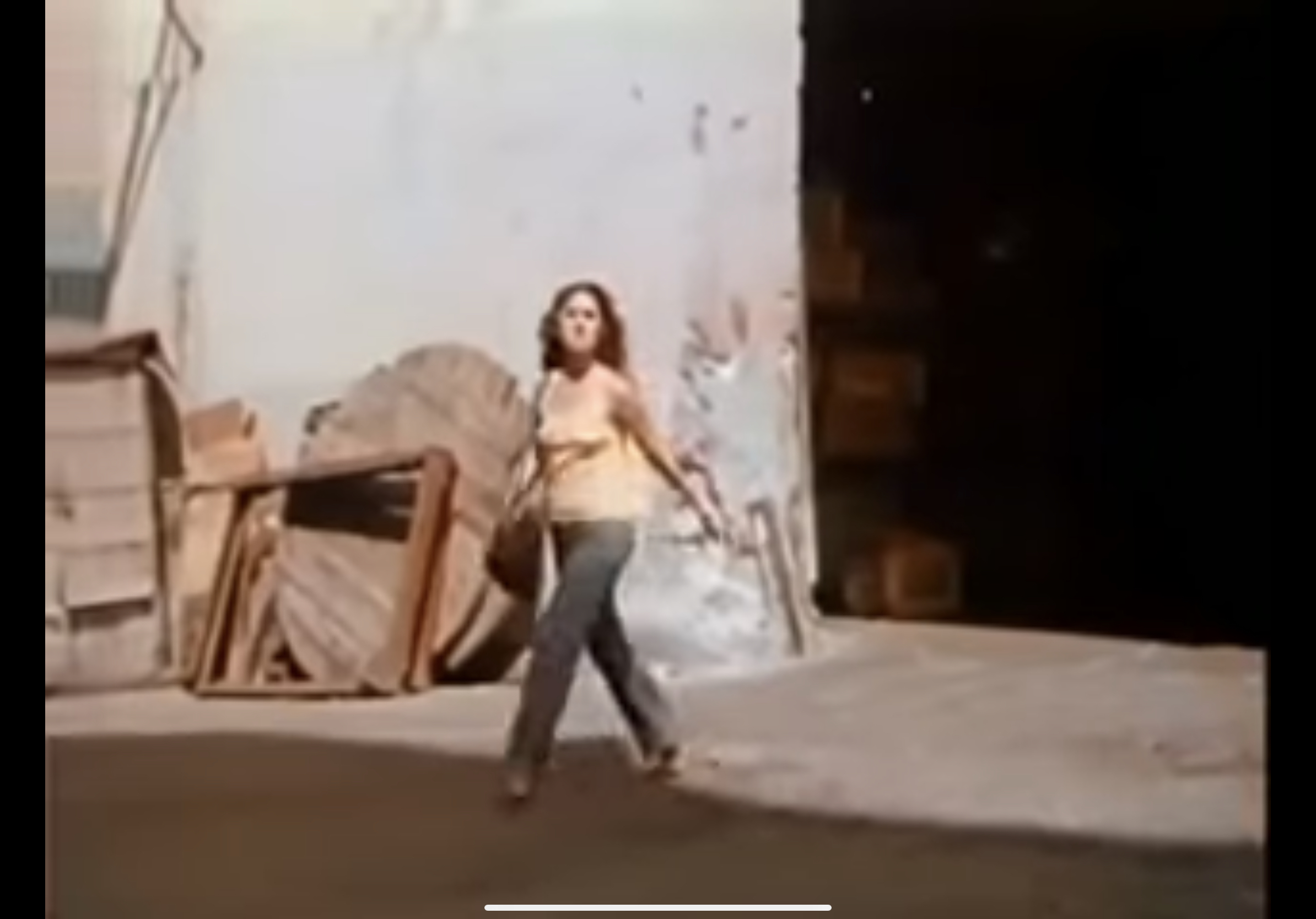 Lina walking where Oscar first sees her.