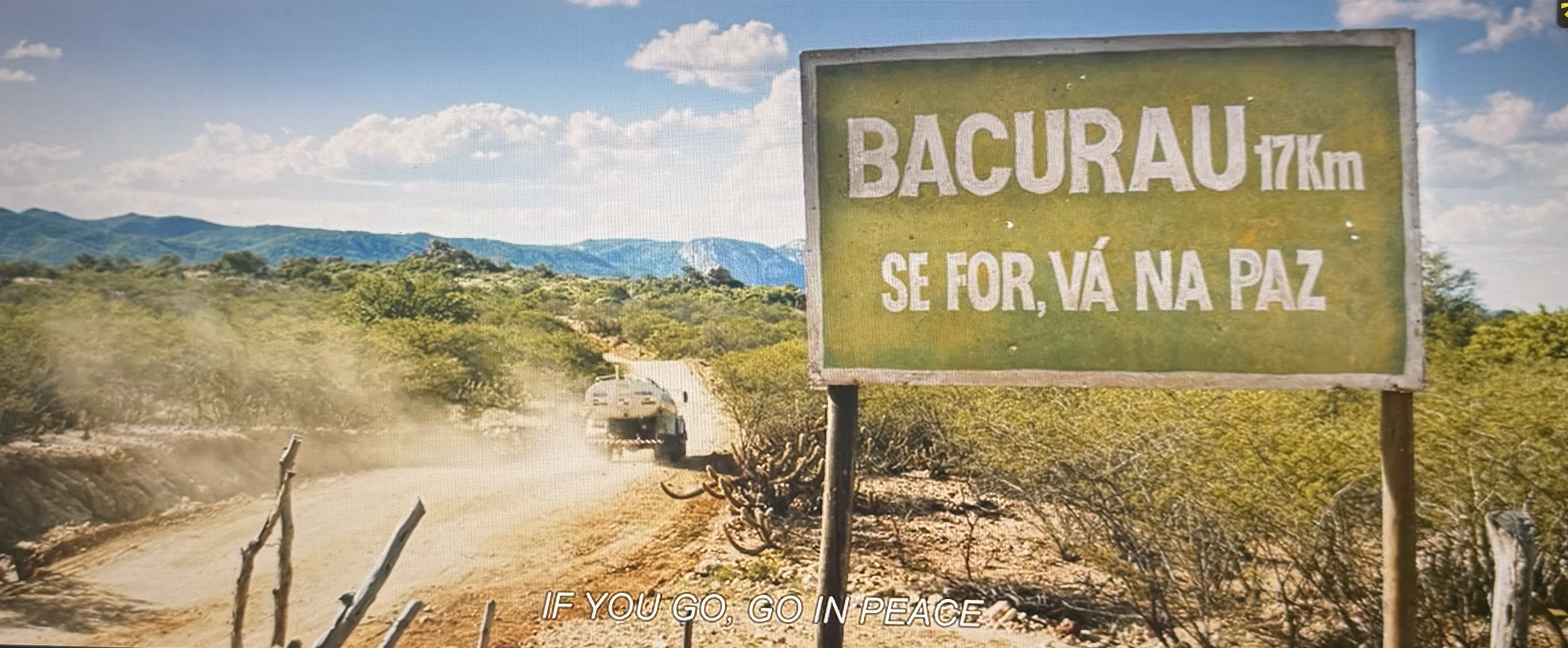 This still shows the isolated, non-paved roads of the northeast of Brazil. Mountainous and dry, this place is difficult to live. 