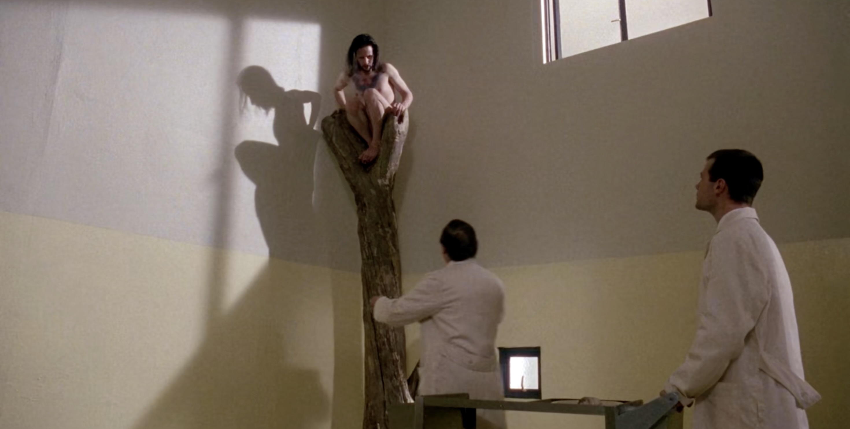 A room in the mental hospital put Fénix in silhouette, suggesting imprisonment.