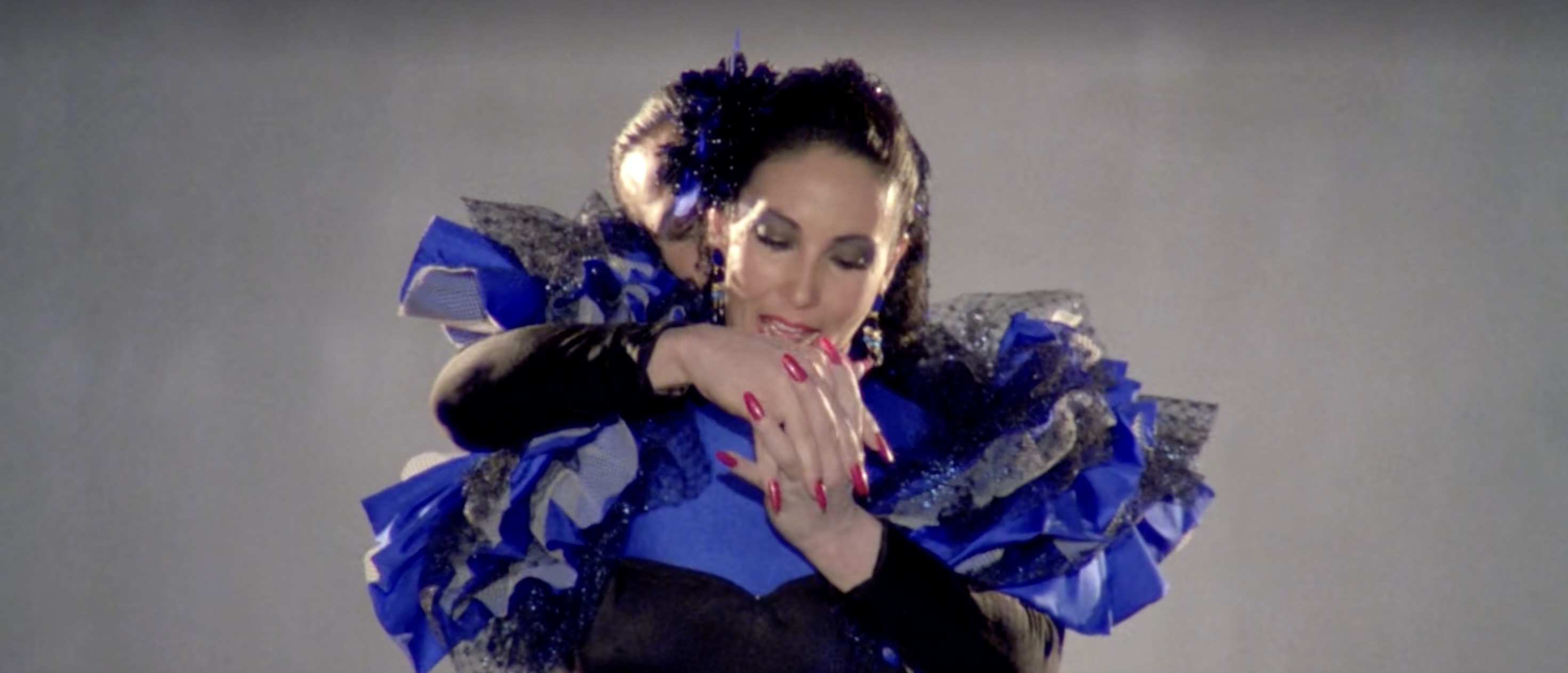 Fénix’s own dress is symbolically of use, too: in youth, circus outfits imposes innocence within spectacle, and in adult life, his pallid skin and tortured appearance mark trauma. When he moves, thus acting as his mother’s “arms,” the two figures become merged into a unitary grotesque form, visually embodying themes of control, dependence, and divided self.
