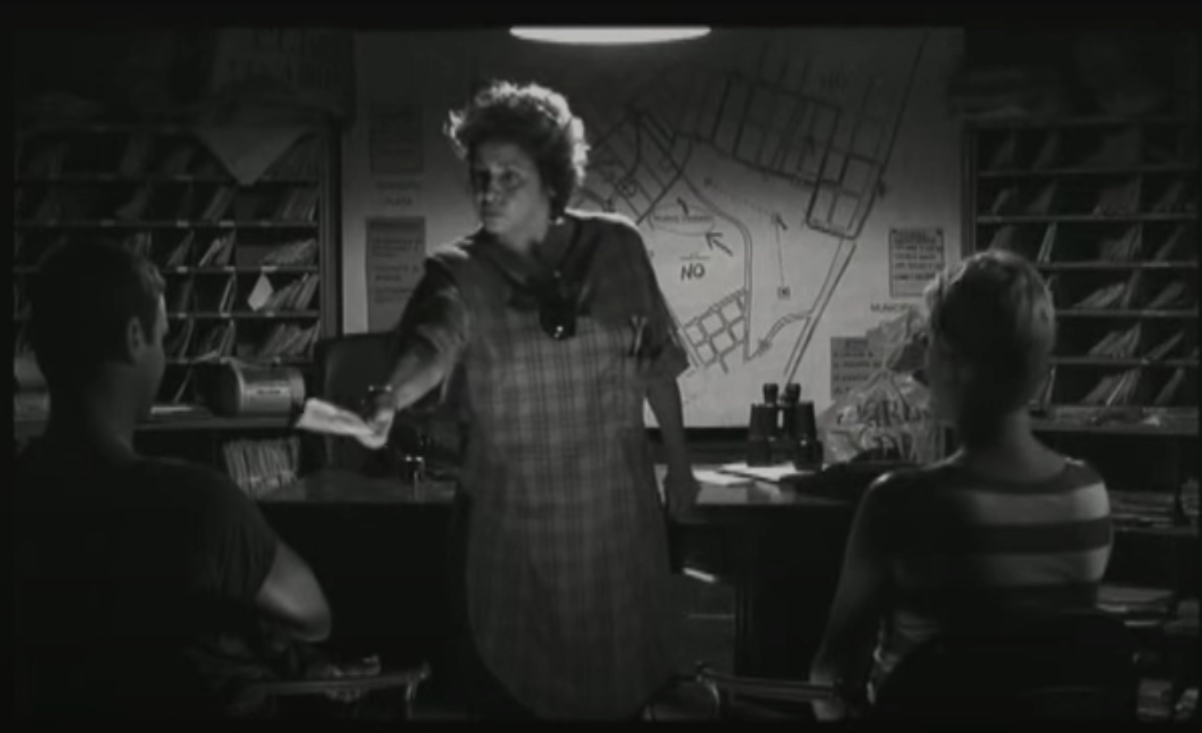 Cervera investigating César and Carla in almost total darkness