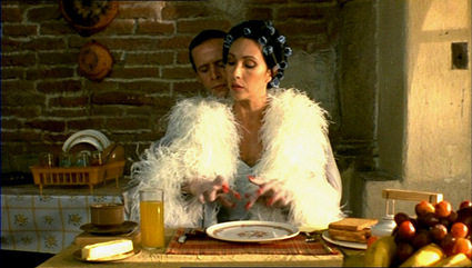 The plot circles around Fenix's relationship with his mother: a woman driven by religious obsession and jealousy. After she is mutilated in a brutal act, Fenix becomes her “arms,” controlled by her voice and will. Years later, he is released from an asylum and kills under her command – or, at least, the illusion of her presence. This plot jumps between timelines and states of mind in order to show the past never truly letting him go.