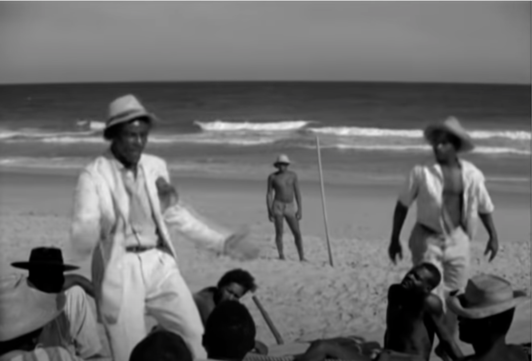 Aruã standing behind Firmino and the other fishermen.