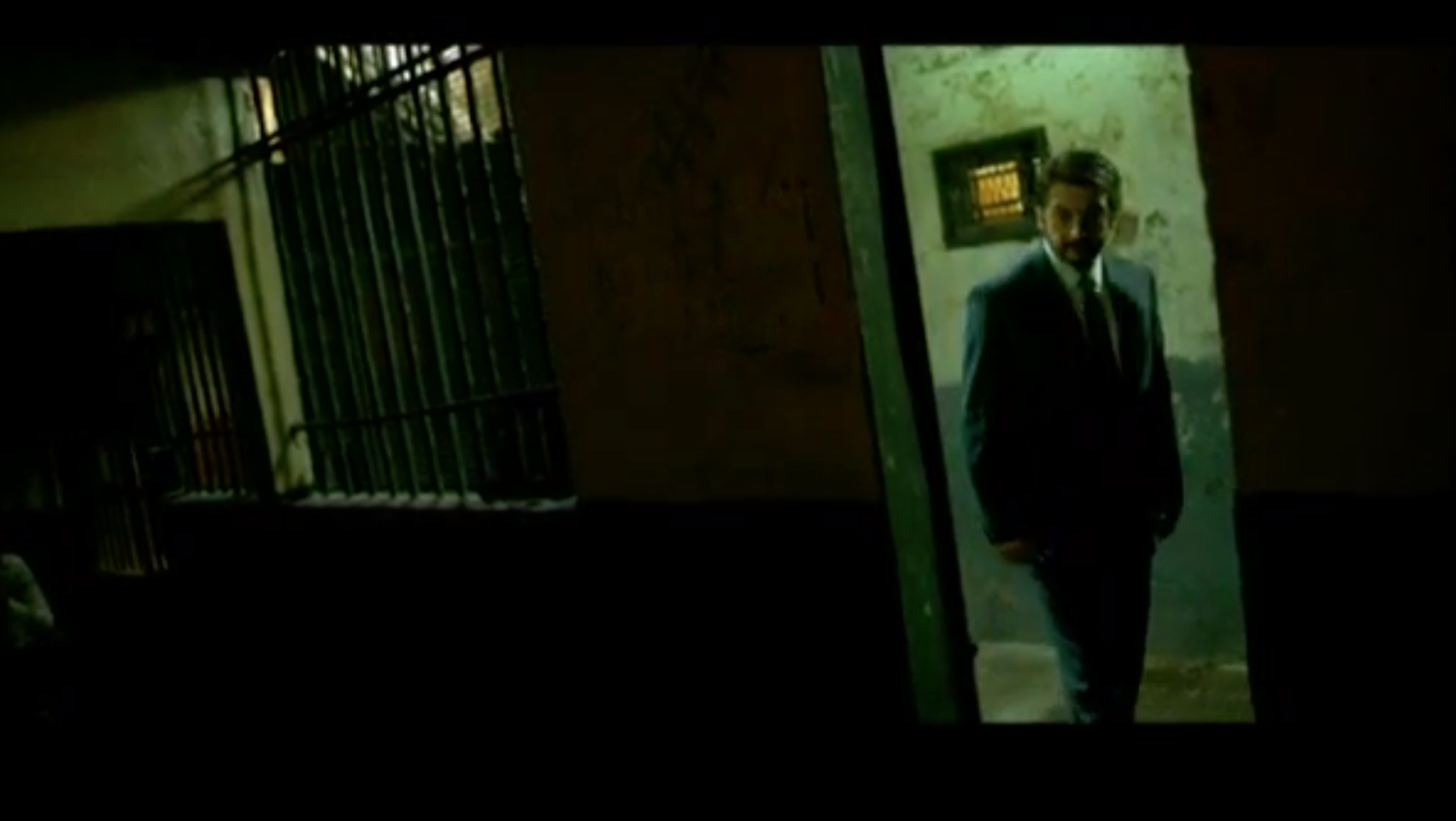 We see Espósito visiting the dark jail where he discovers the culprits of the murder were actually beaten in order to get fake confessions.