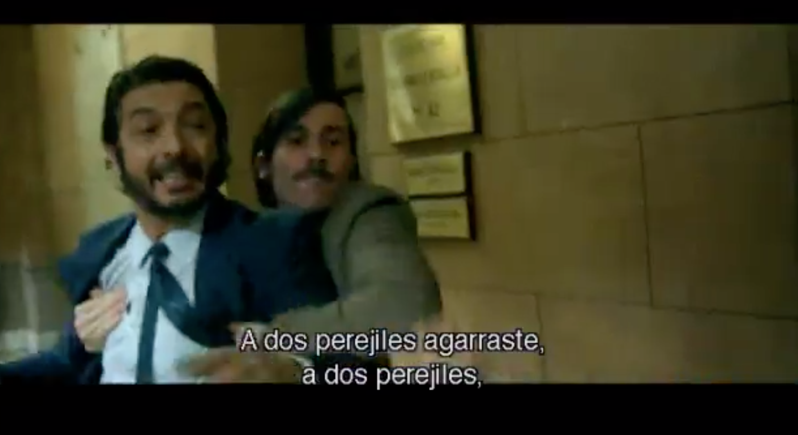 We see Espósito getting held back by other men as he tries attacking a rival judiciary agent in a quick-moving scene with many transitions.