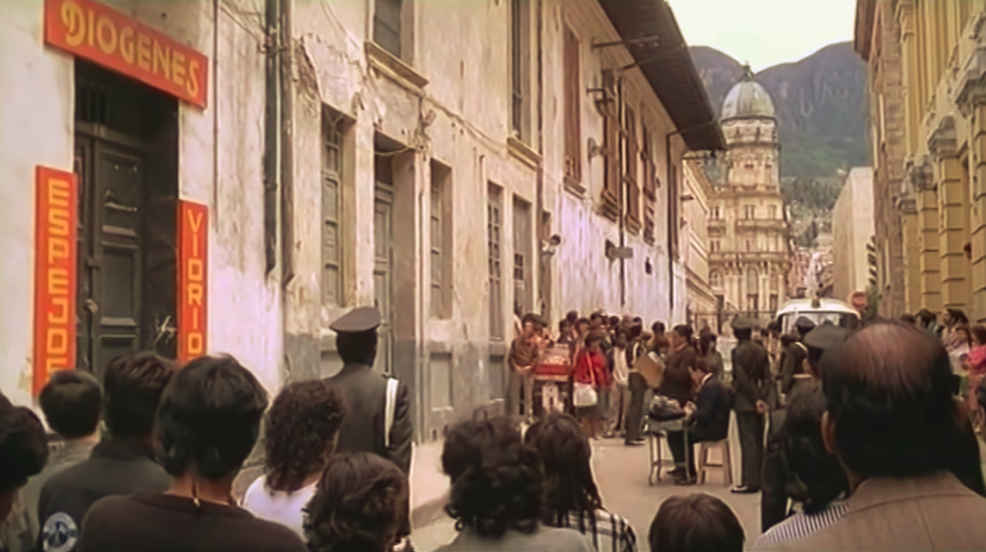 Citizens gather around the pajarero in downtown Bogotá as eviction proceedings occur.