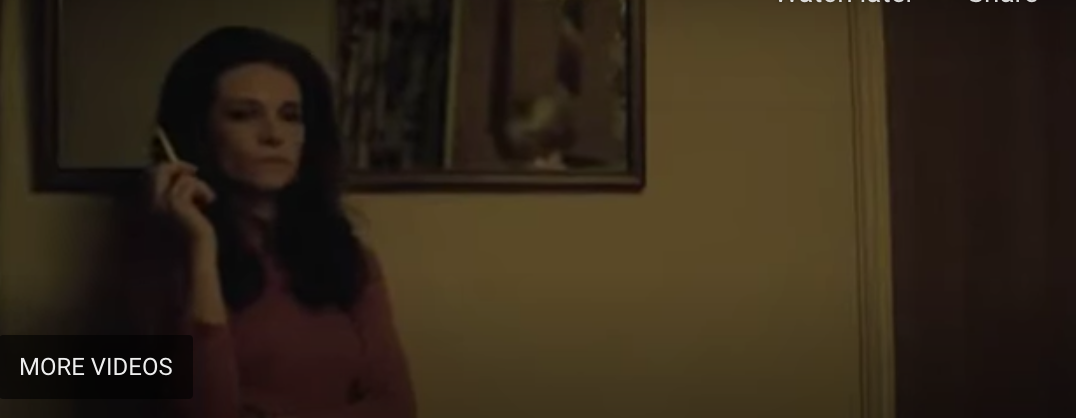 María fumando cuando su esposo prepara a huirse de Chile.