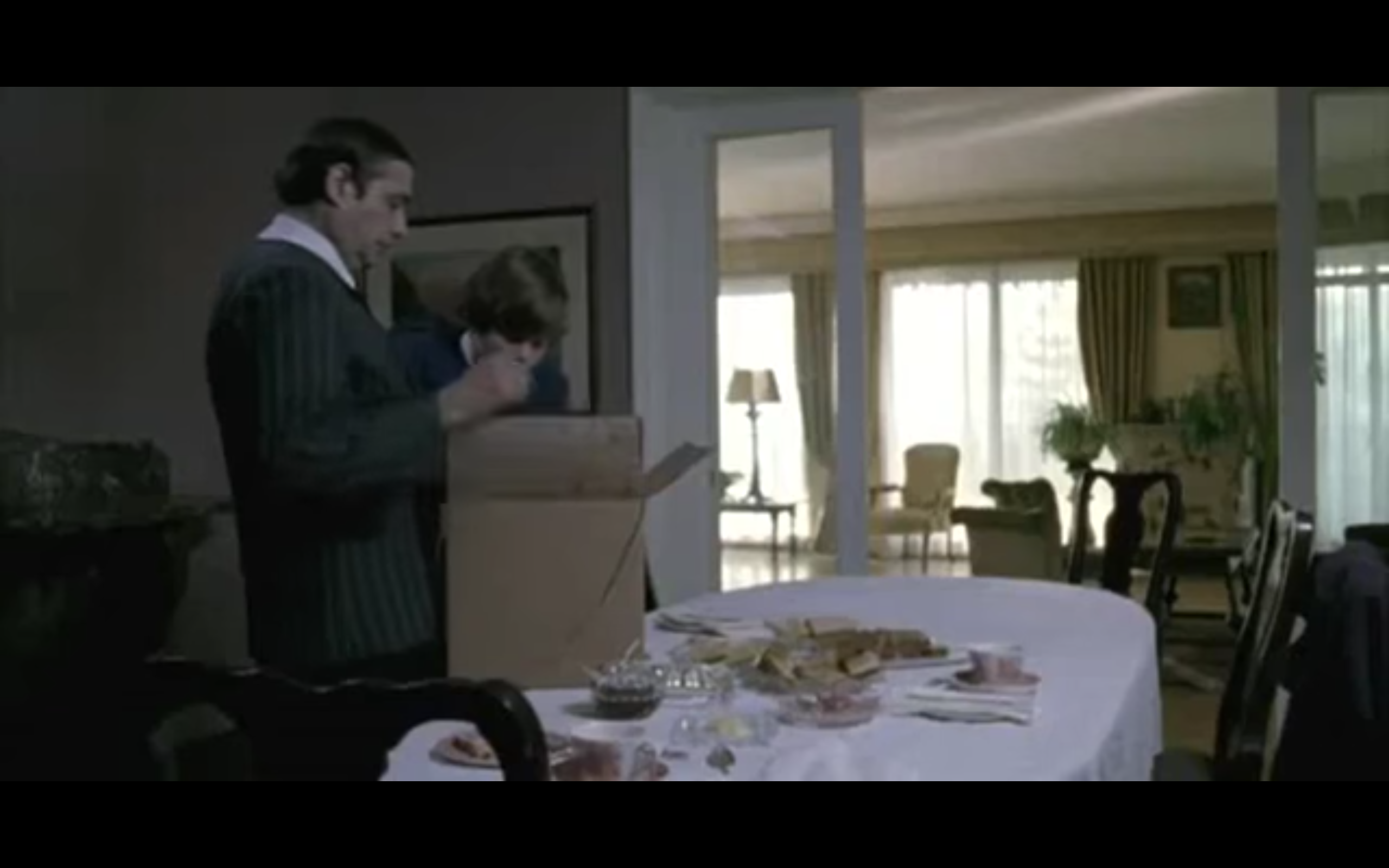 Gonzalo escogiendo un dulce de una caja de Roberto.