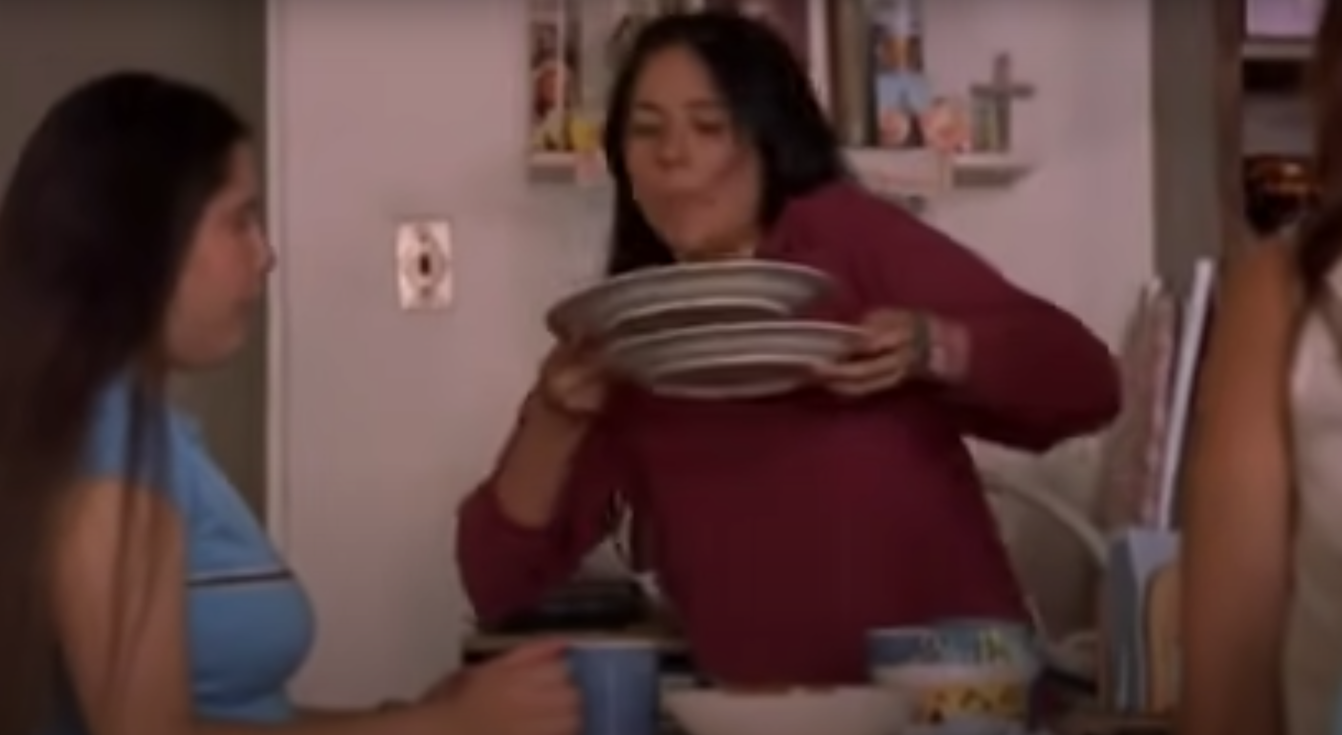 En el fondo de el comedor de Carla, puede ver la cruz