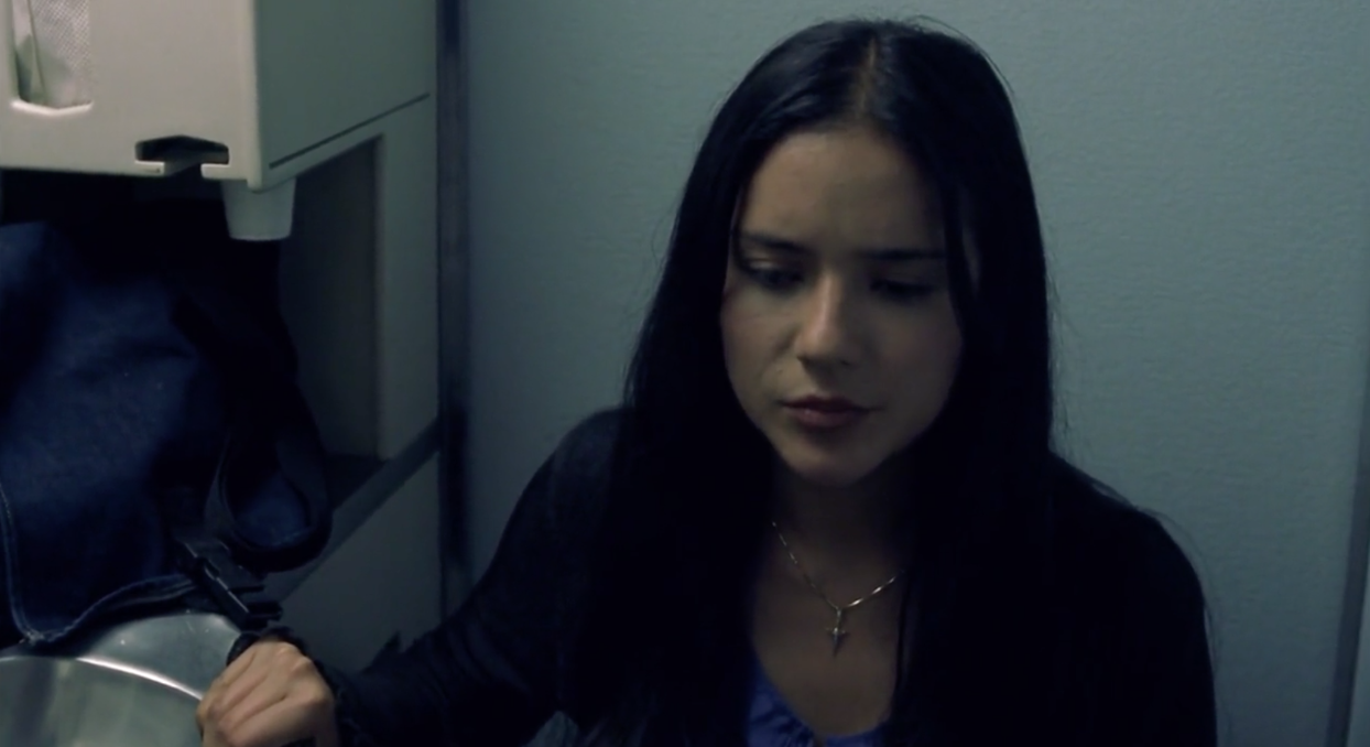 María esta en el baño del avión