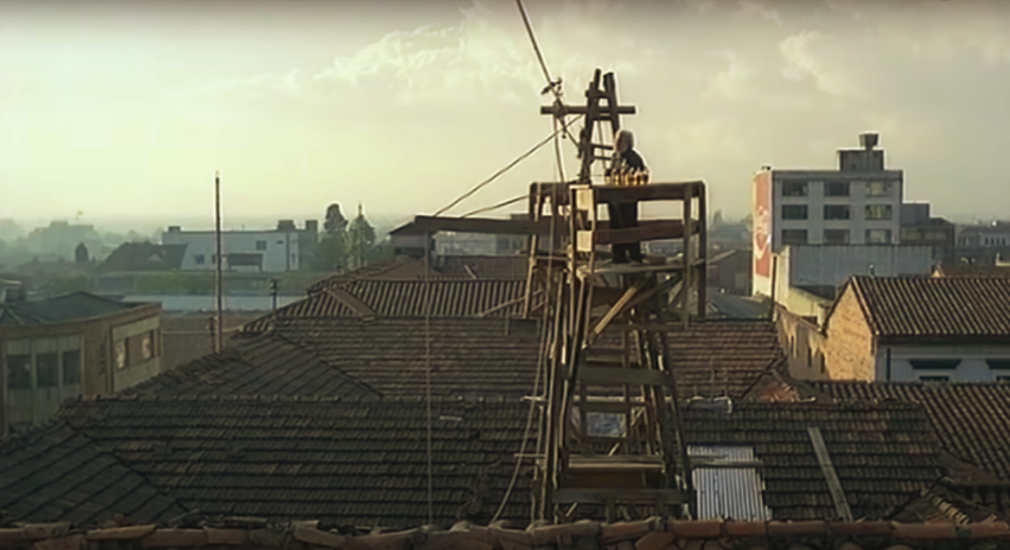 A long shot showing the pulley system against the background of Bogotá