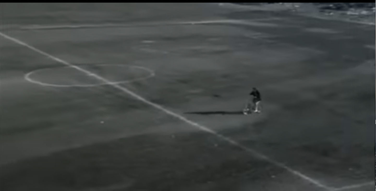 Este escenario es cuando Gonzalo está cruzando el campo de fútbol antes de mirar el saqueo de la barriada de Pedro