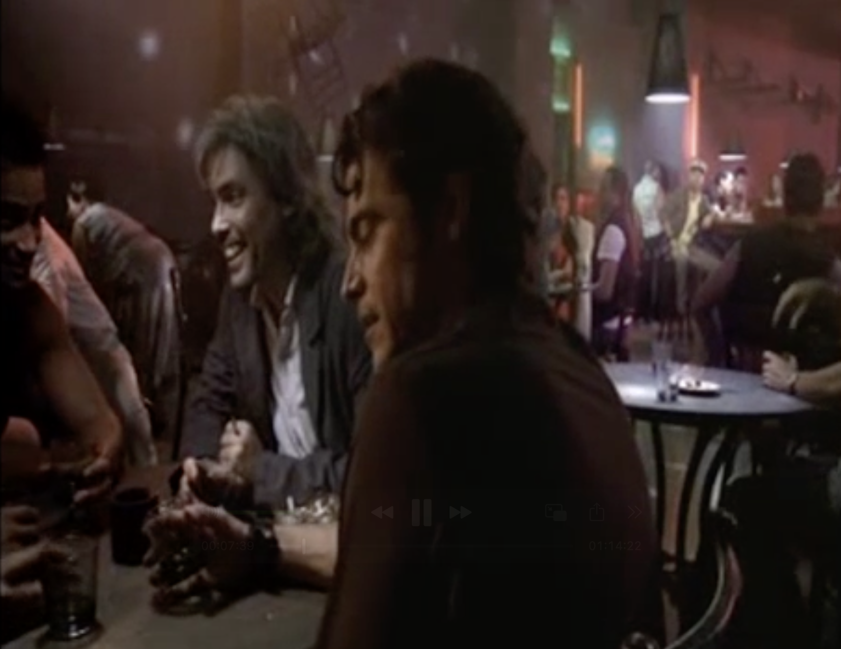 El bar del principio del film. Es oscuro y está muy concurrido.