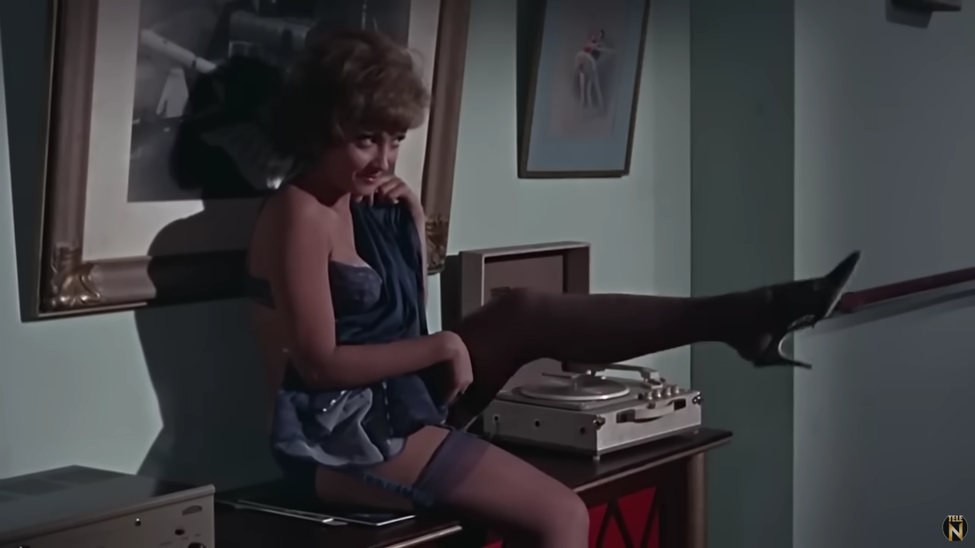 Claudia en atuendo provocativo