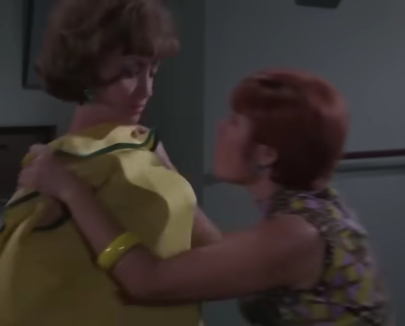 La amiga de Claudia le pone una chaqueta para cubrir el atuendo provocativo