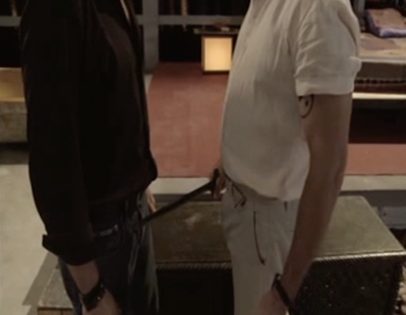 Alfredo punta la espada hacia el miembro de Carlos.