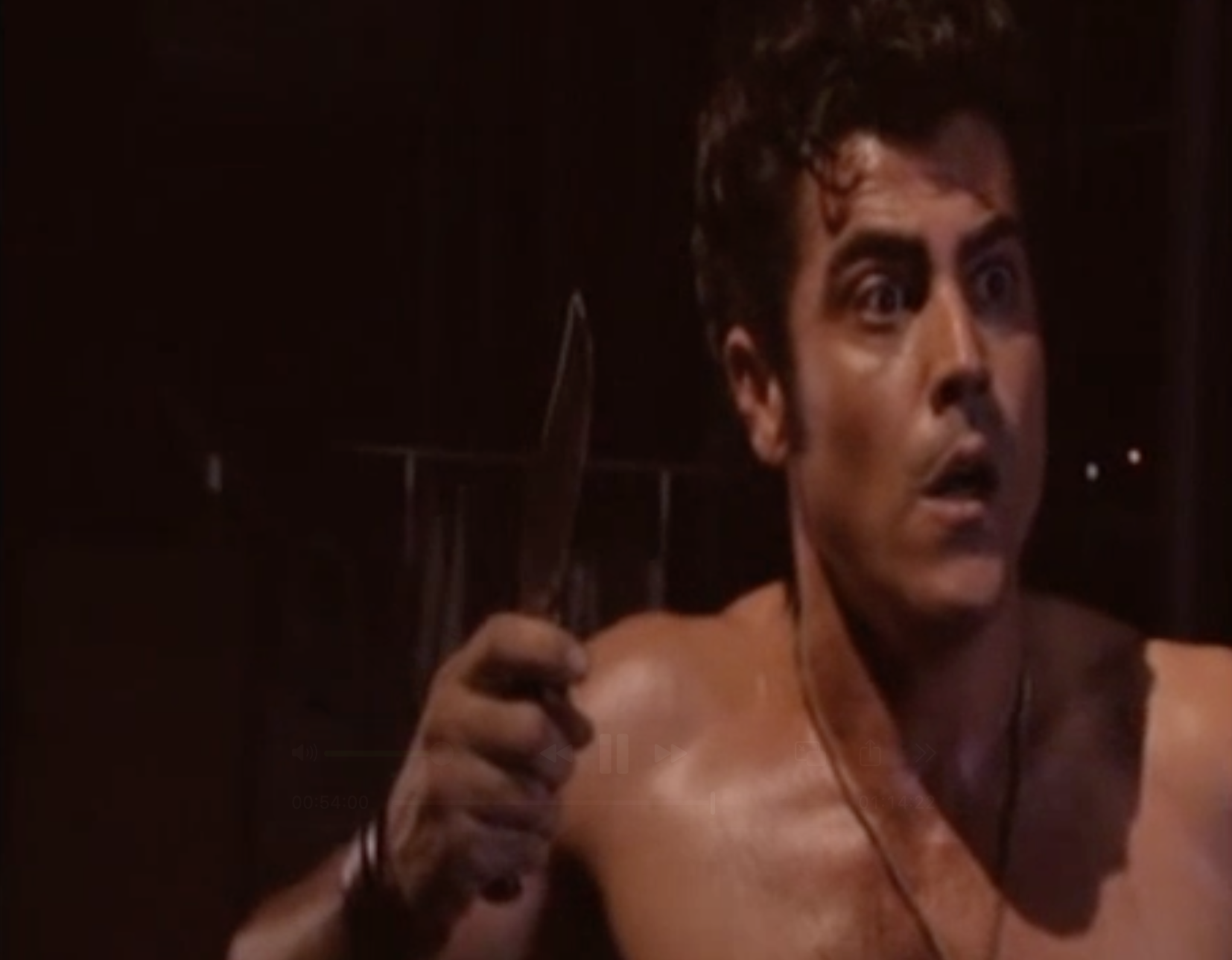 Carlos a punto de apuñalar a Alfredo.