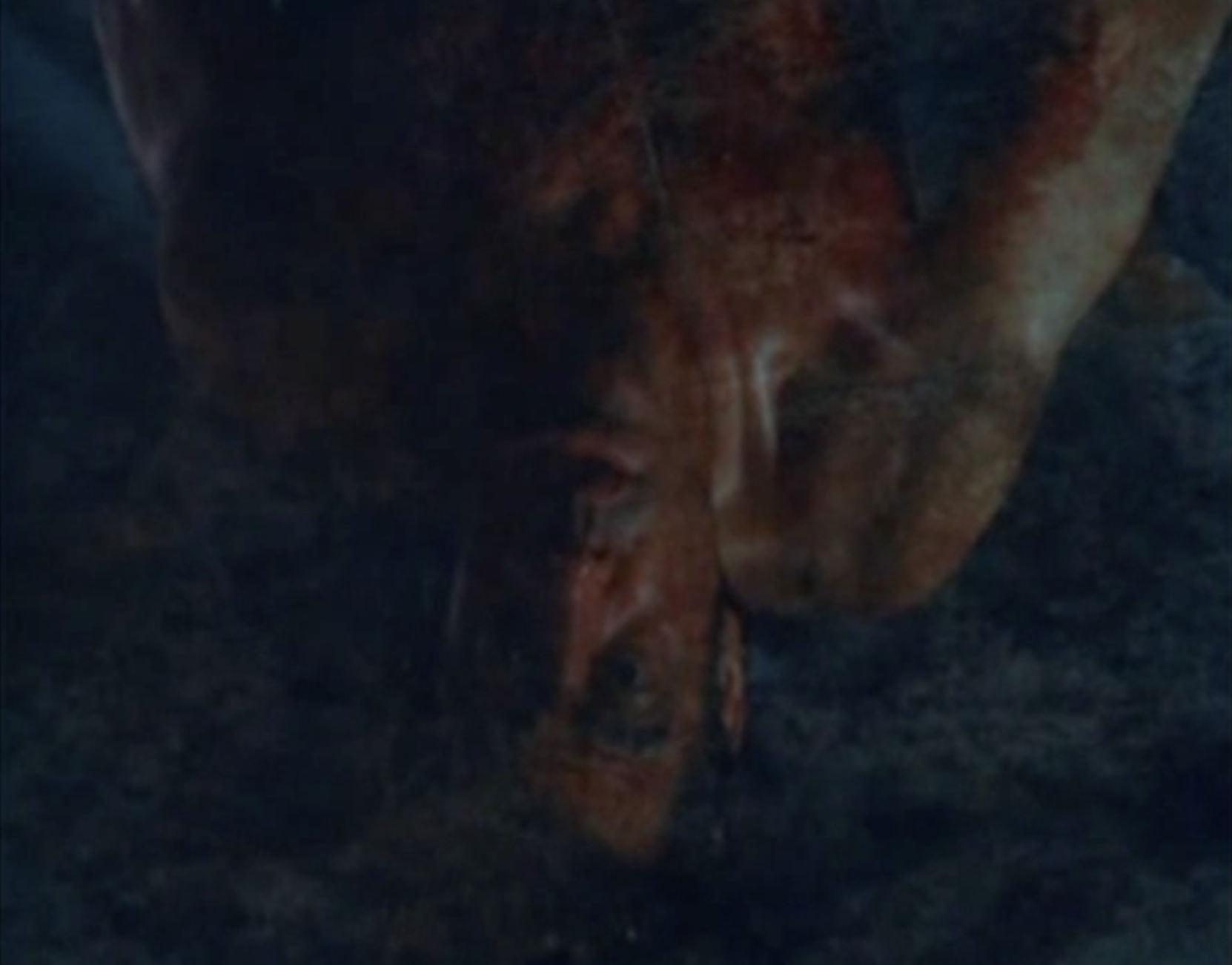 Carlos mira a sí mismo en el charco.