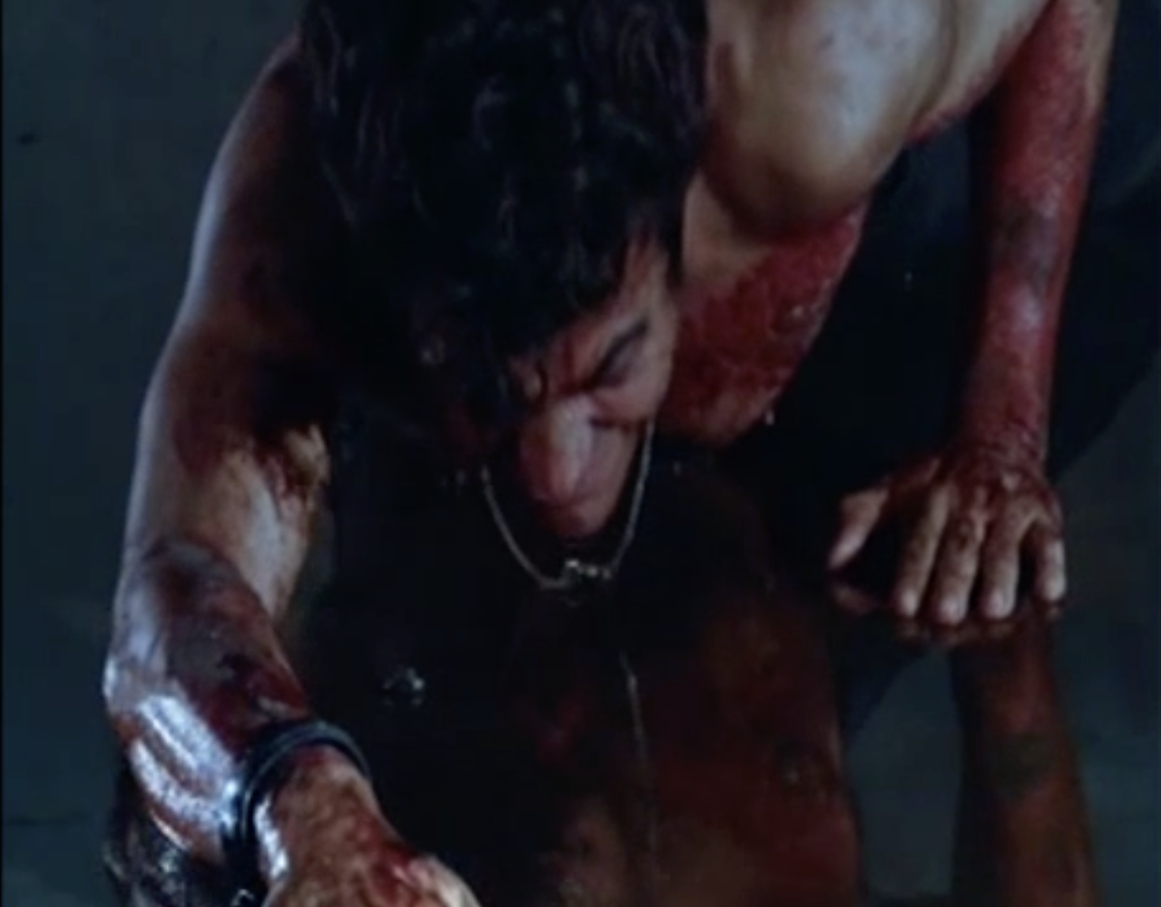 Carlos cierra los ojos y salpica el agua.