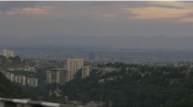 Fade in of the city when Cursi leaves his village to play soccer