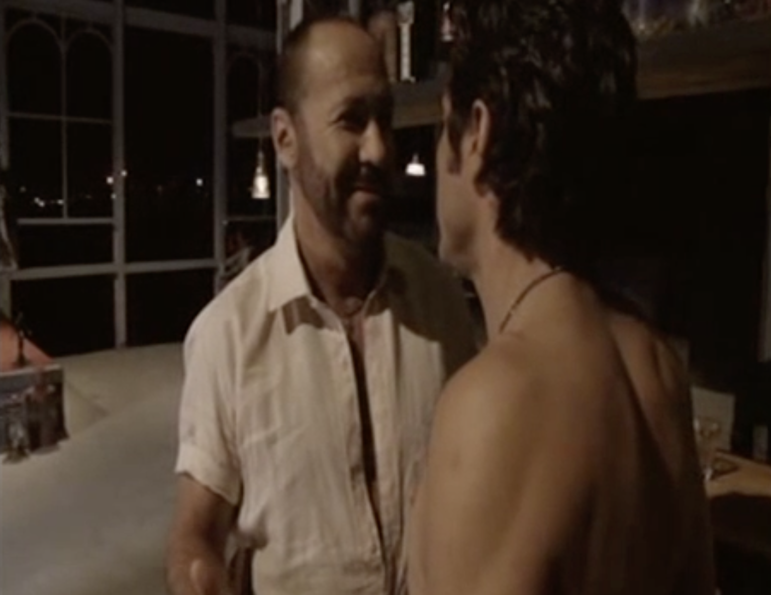 Toma íntima de los dos hombres bailando