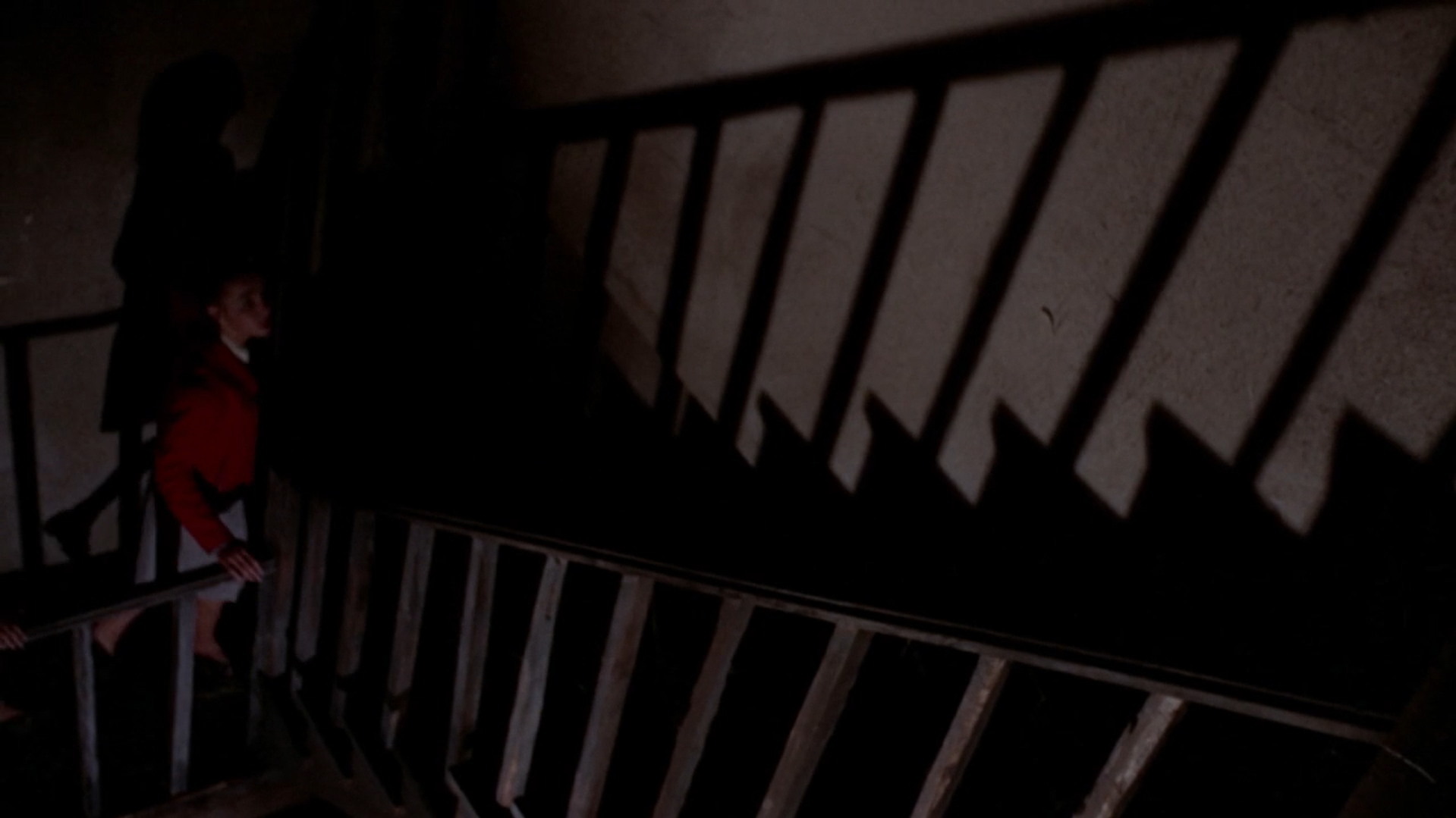 Ángulo elevado, como si el fantasma estuviera observando a las chicas trepar.