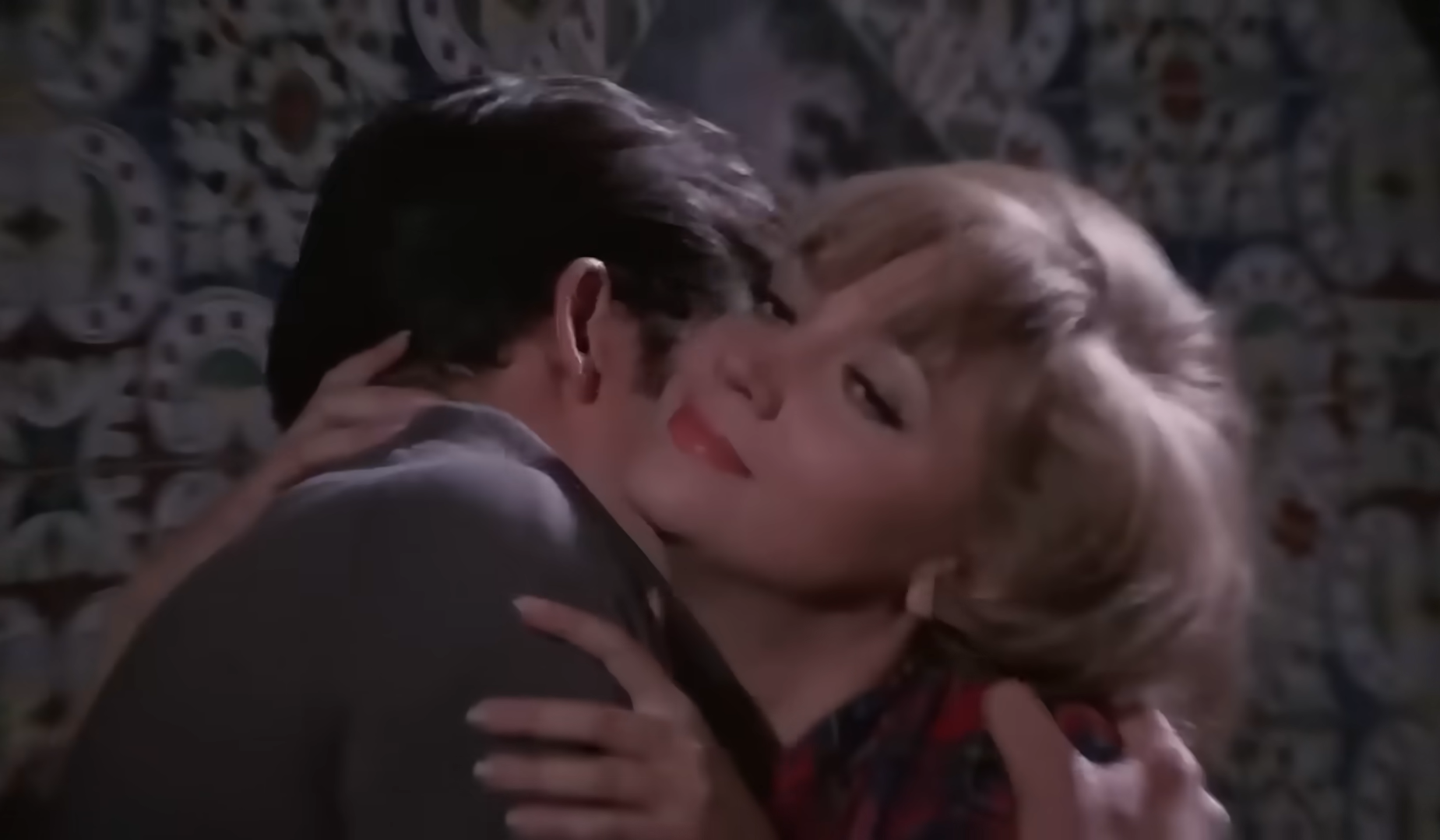 Un acercamiento de la pareja después de escuchar un ruido fuerte (58:49).