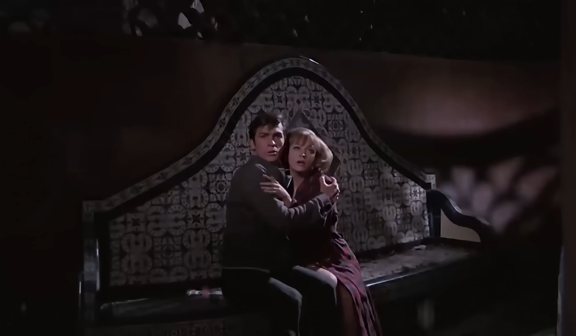 Un acercamiento de la pareja después de escuchar un ruido fuerte (58:49).