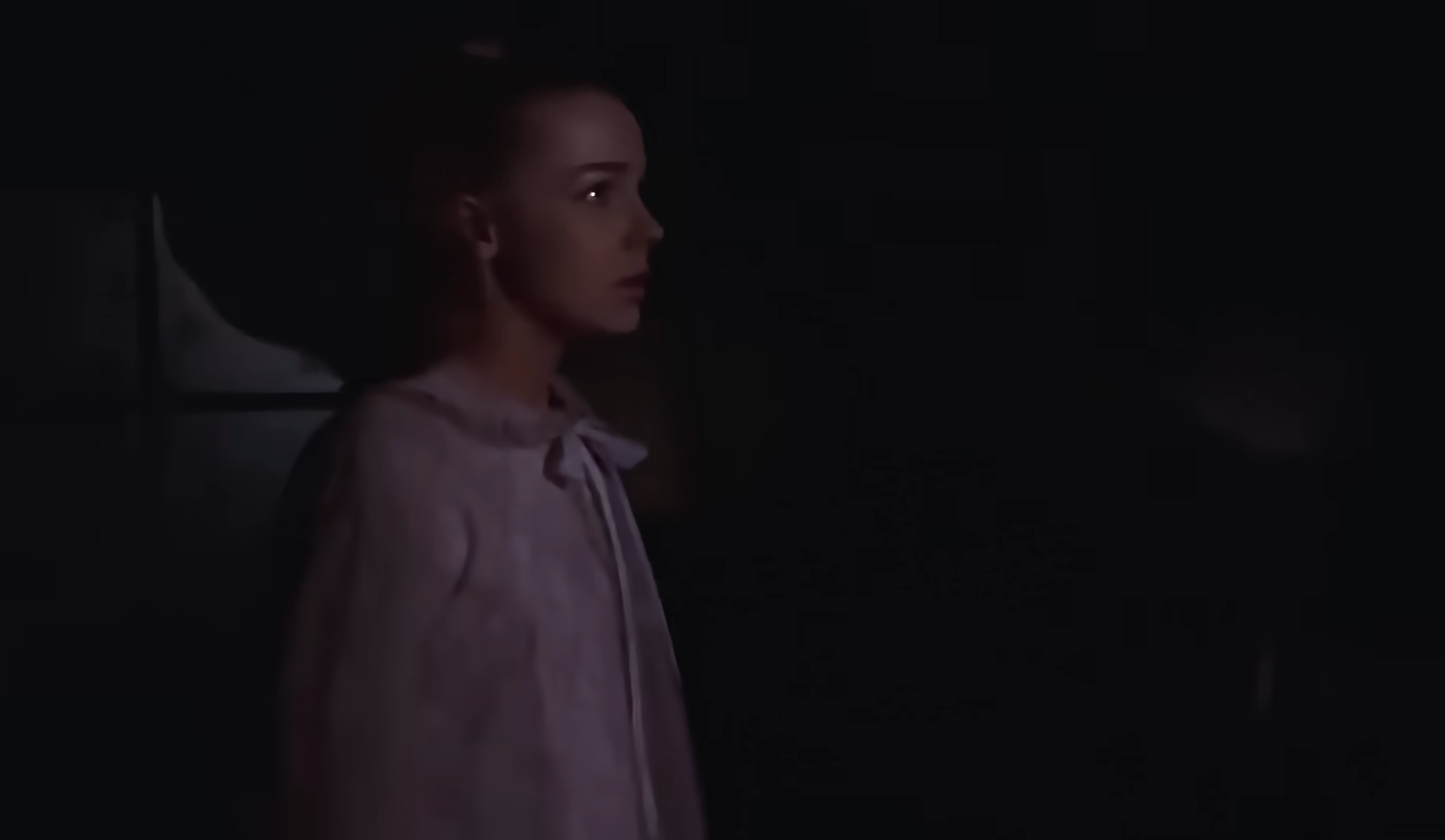 Toma de seguimiento de Claudia caminando hacia la torre.