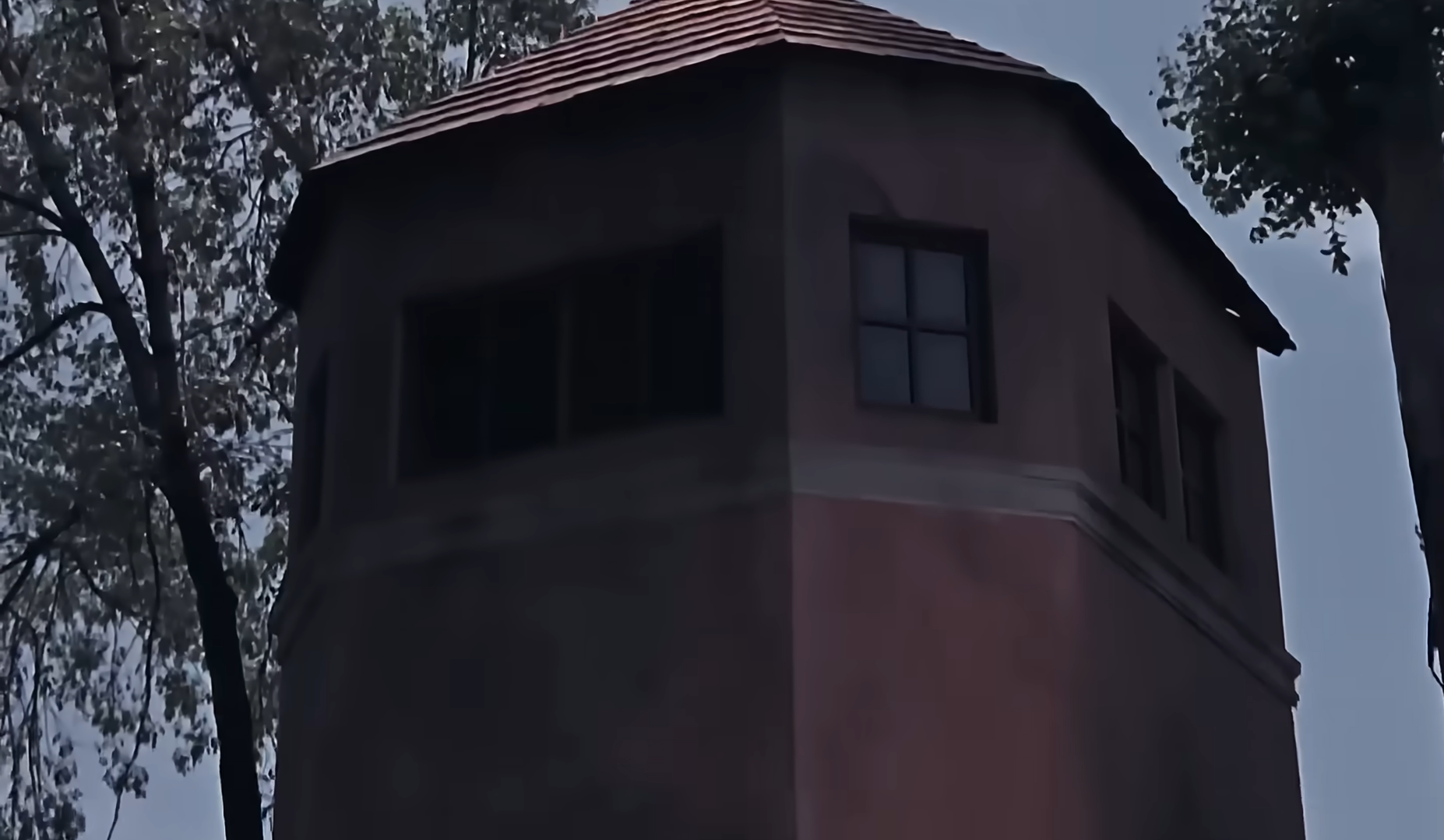 La cámara desplazandose sobre la torre.