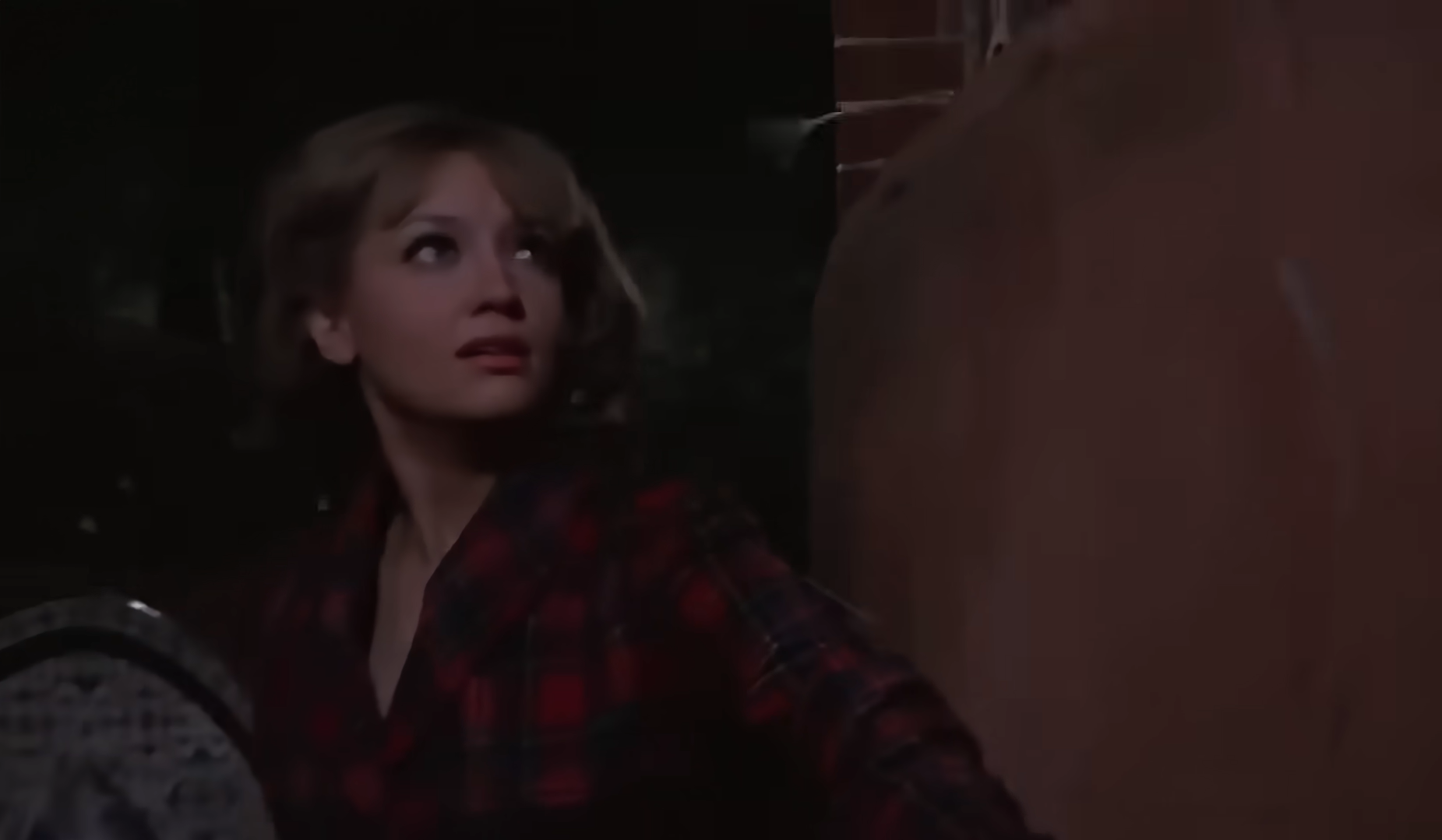 Kitty escucha un ruido aterrador.