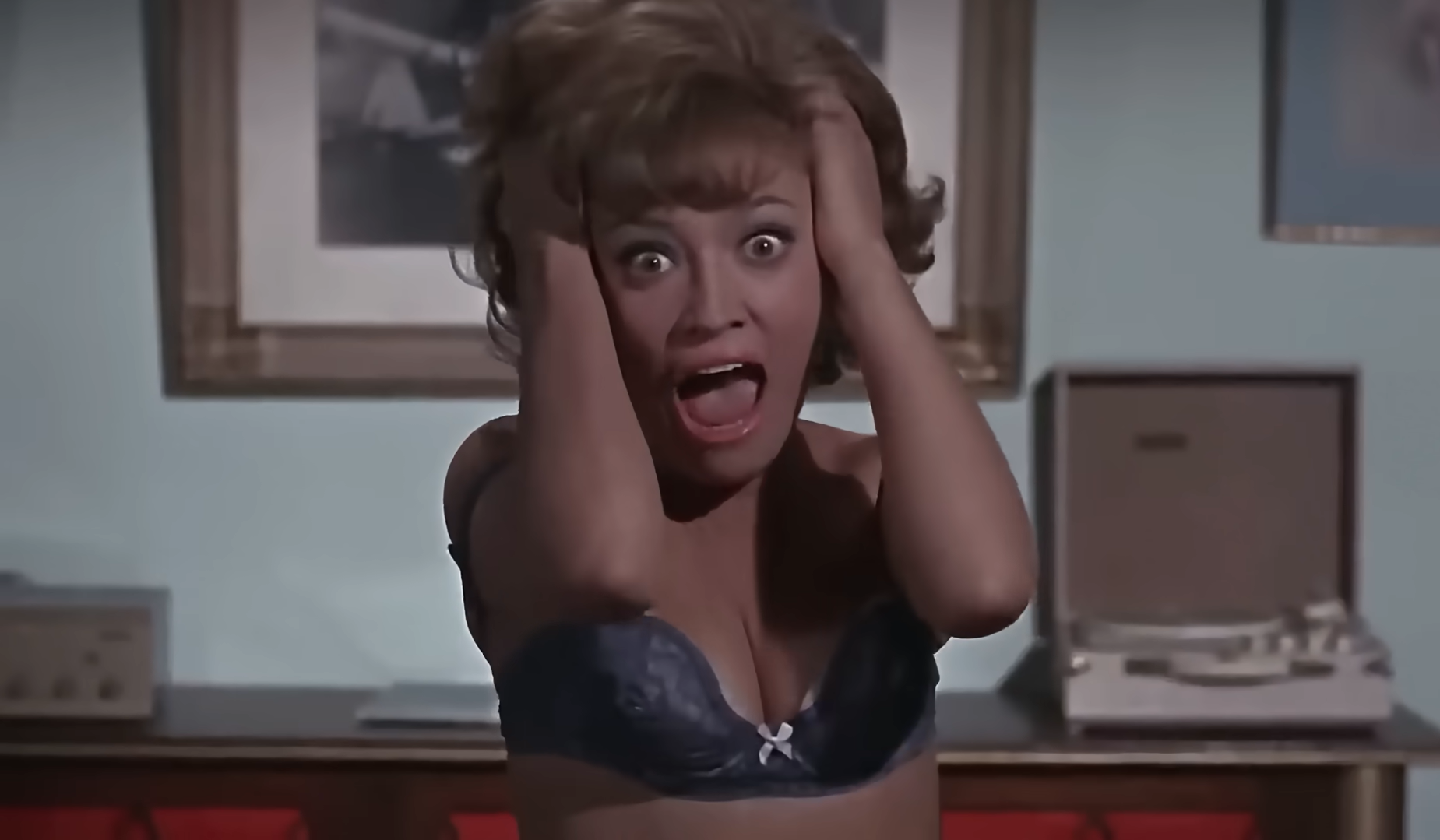 Kitty ve algo fuera del encuadre de la cámara.