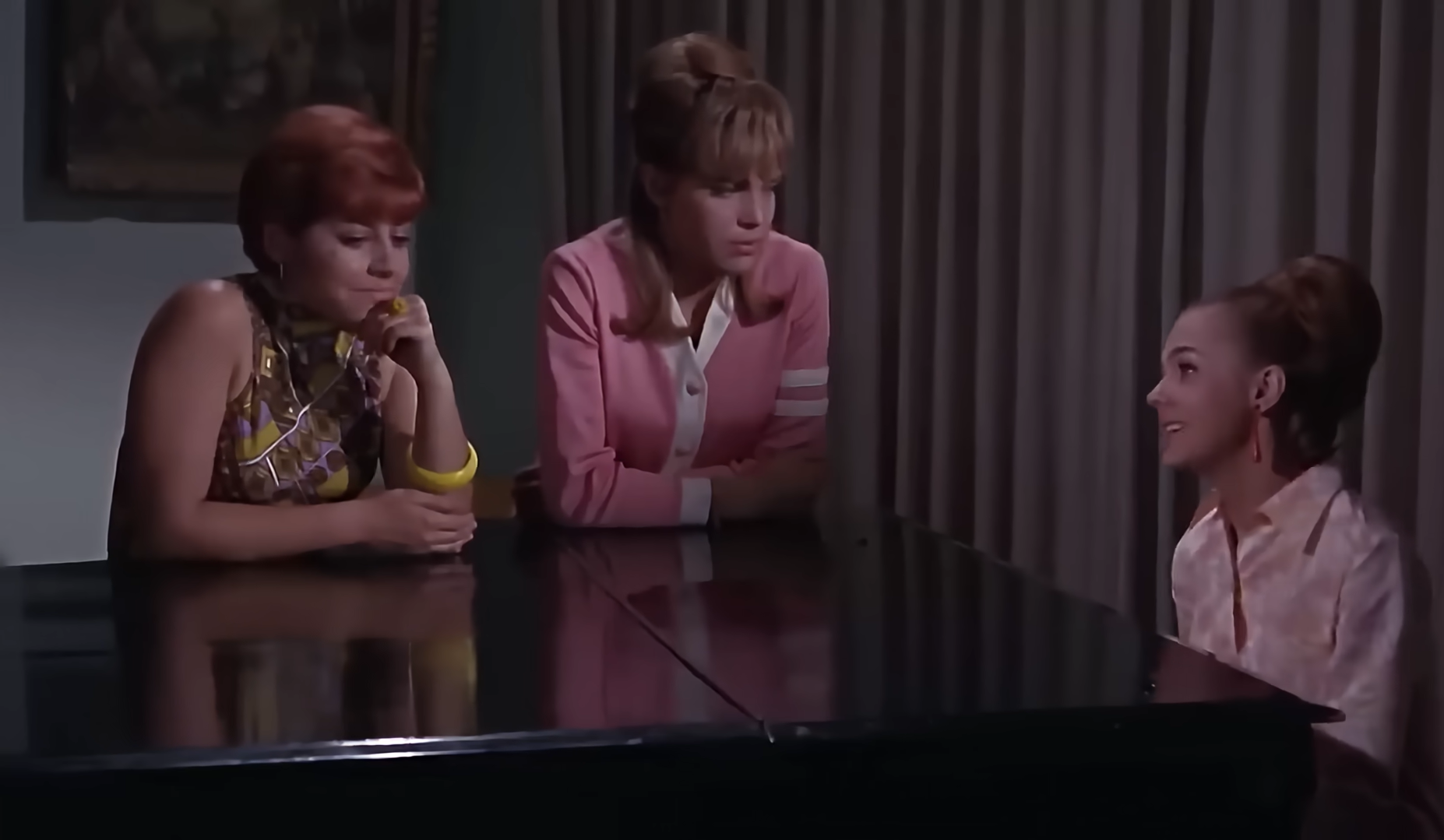 Claudia toca el piano.