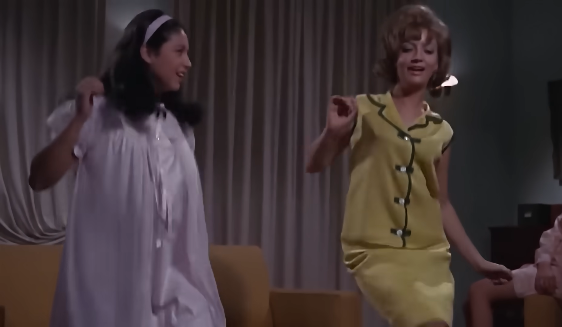 Las chicas consiguen que Josefina se una a ellas.