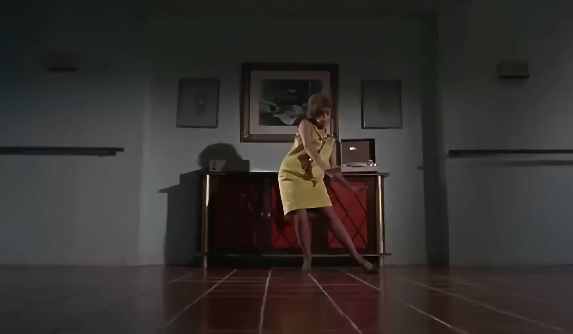 Kitty realiza un striptease.