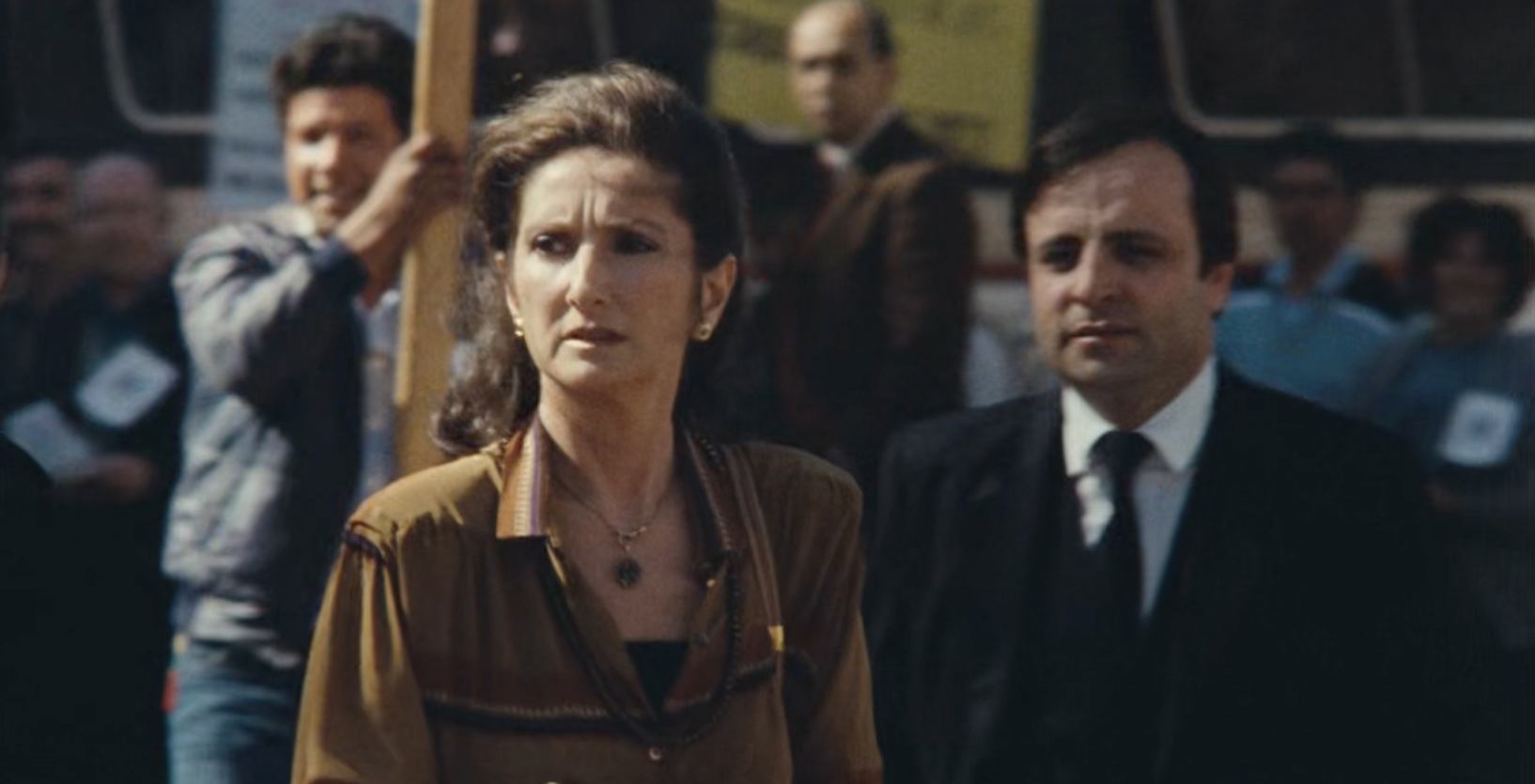 Alicia is urgently trying to find Sara amongst the crowd of protesters