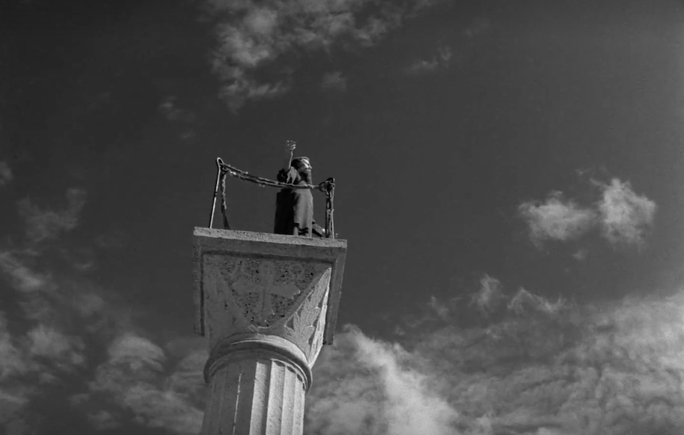 Side angle and lighting of the pillar.