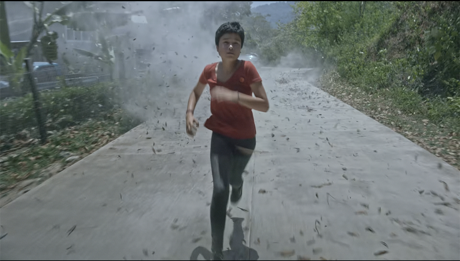 Mariá running from the poison form the helicopters