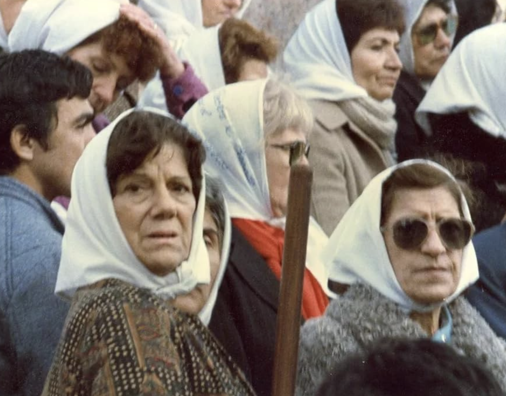 Las Abuelas de Plaza de Mayo and their ordinary clothing