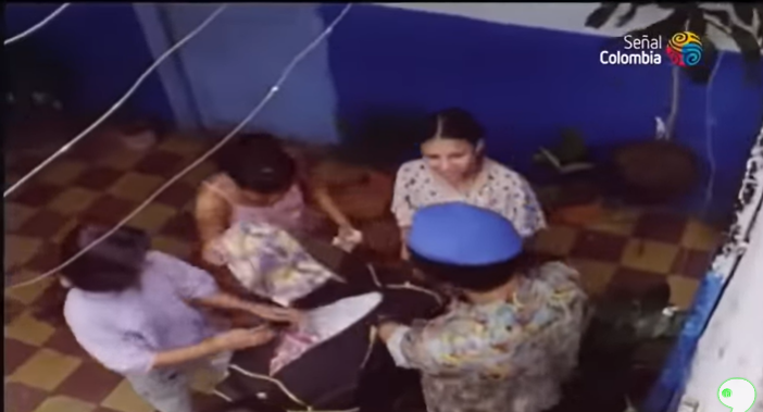 Niñas comprando ropa