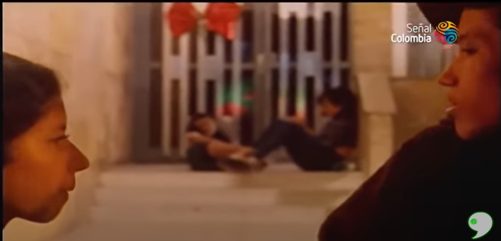 Vemos como hay muchas cosas pasando a la vez: Mónica y su novio discutiendo, mientras que en el fondo las niñas están drogándose