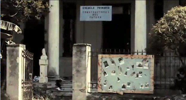 Una escuela primaria; una valla publicitaria con fotos de niños desaparecidos